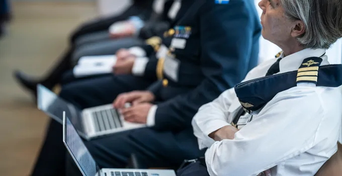 En grupp människor som sitter bredvid varandra med bärbara datorer.