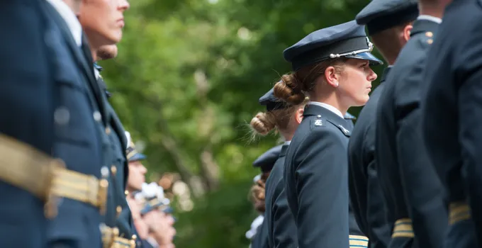 En grupp människor i uniform som står på rad.
