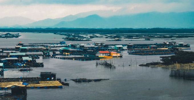 Översvämmad by i Asien.