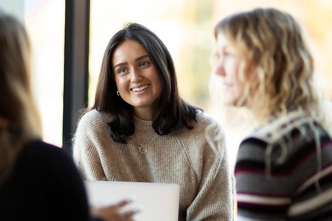 Porträtt av Michelle Torlén som studerar folkrätt.