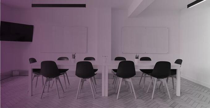 Stolar i ett rum, rosatonad bild.