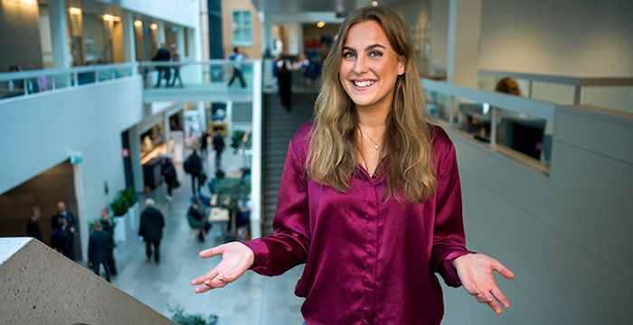 Student välkomnar nya studenter.