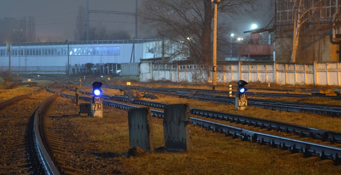 Tåg och tågräls i Kiev, Ukraina. 