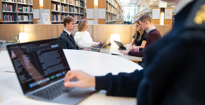 studenter i biblioteket