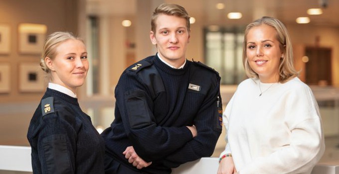 Två militära och en civil student.