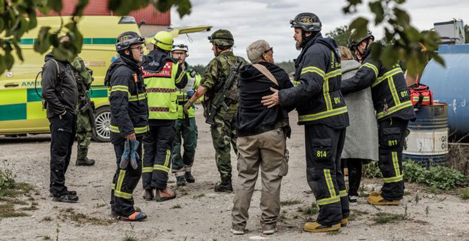 Räddningstjänst och militärer deltar i en övning.
