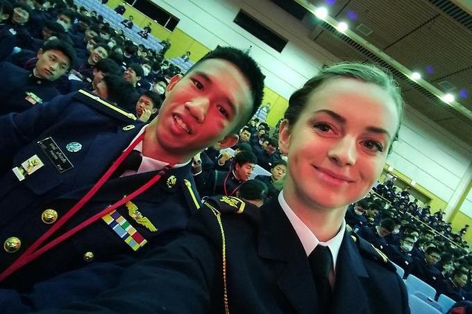 Officerstudenten Karoline Bladh tillsammans med en japansk officersstudent.