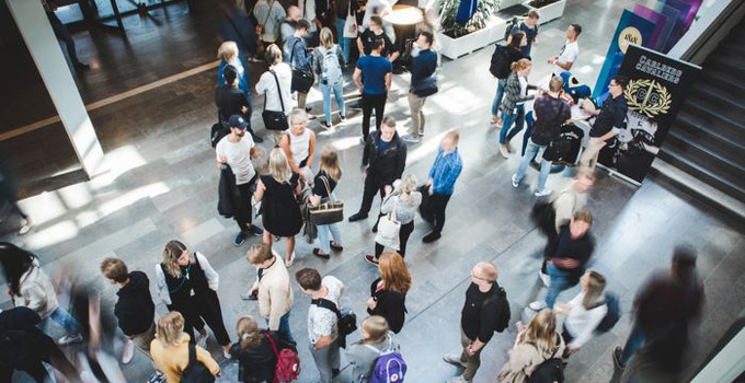 Civila studenter i entrén på Försvarshögskolan. 