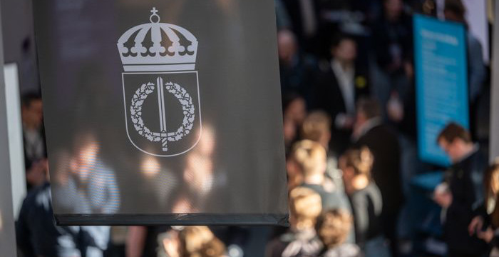 FHS flagga med studneter i bakgrunden. 