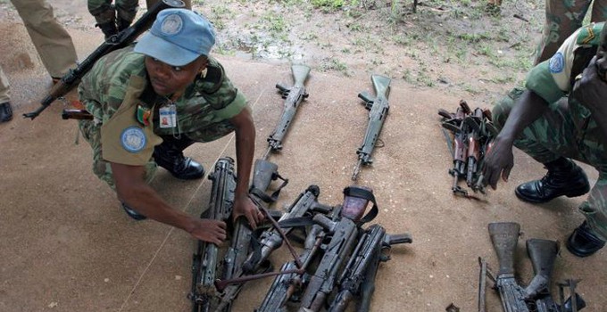 FN-soldat inspekterar vapen.