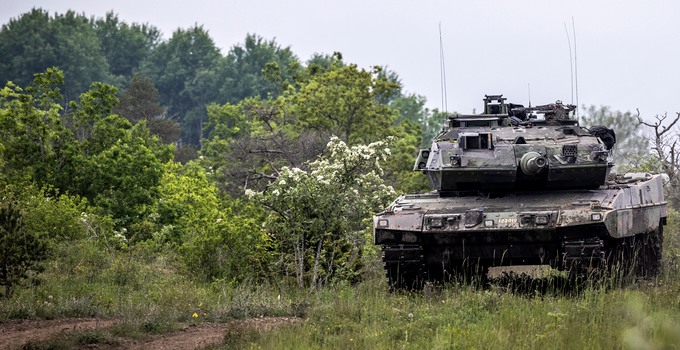 Stridsvagn i terräng på Gotland