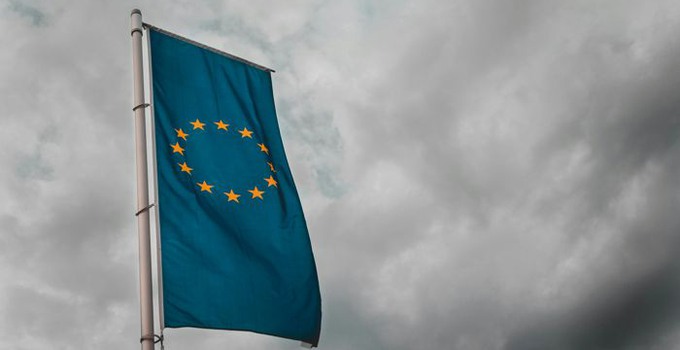 EU-flaggan mot en molnig himmel. 