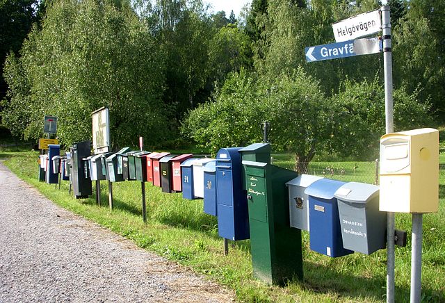 Rad med brevlådor vid en väg