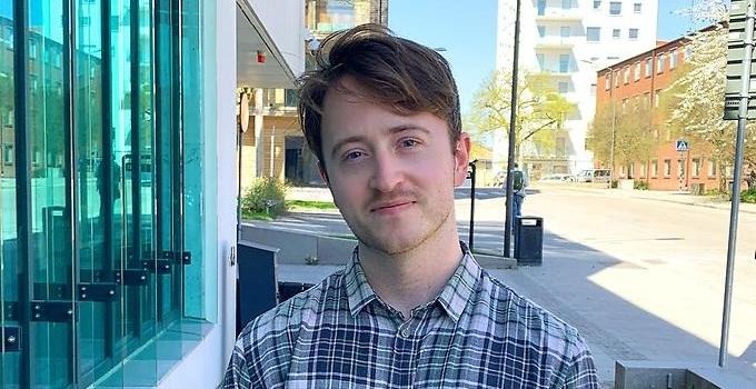 Porträtt av Aiden Hoyle utanför Försvarshögskolans entré.