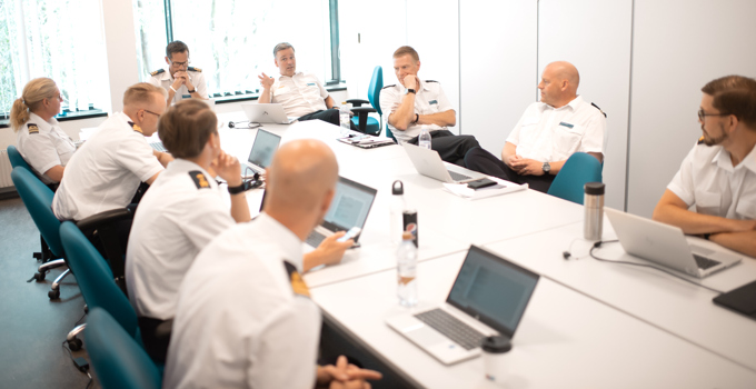 Flera högre officerare i ett grupprum