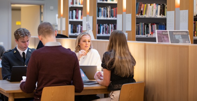 Studenter pluggar.