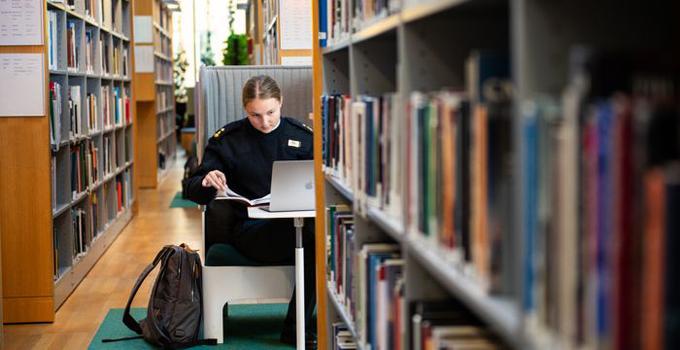 Miljöbild - kadett på Anna Lindh-biblioteket på Försvarshögskolan. 