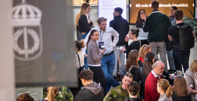 Mingel i lobbyn på FHS.