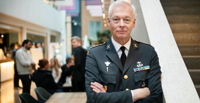 Överstelöjtnant Joakim Paasikivi, militär lärare i krigsvetenskap. 