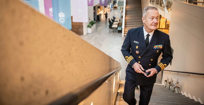 Peter Lidén på väg upp för en trappa på Försvarshöhskolan. 