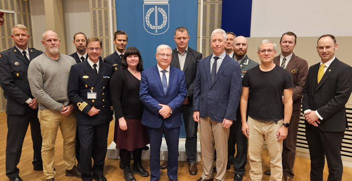 Paneldeltagare på rad. 