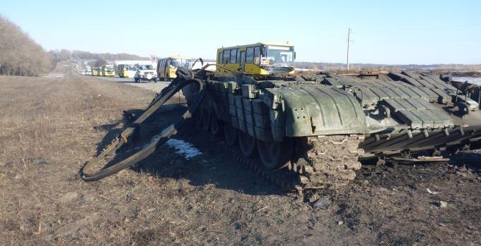En förstörd stridsvagn utanför Sumy, Ukraina.