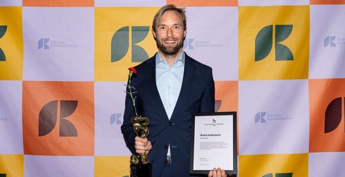 Oscar Jonsson får Sveriges kommunikatörers hederspris 2023. 