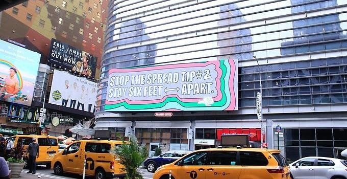 Gata i New York under covid-19-pandemin med skyltar som uppmanar människor att hålla avstånd för att minska smittspridningen.