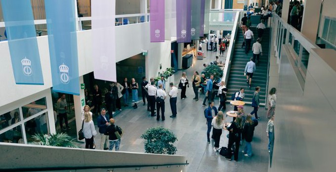 Entréhallen vid Försvarshögskolan.
