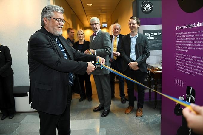 Rektor Romulo Enmark inviger jubileumsutställningen.