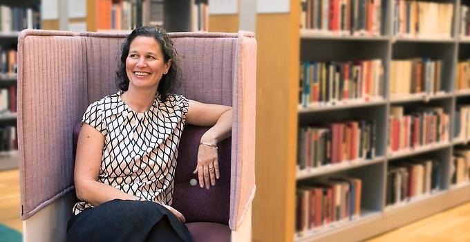 Annick WIbben sitter i en fåtölj i Anna Lindh-biblioteket.