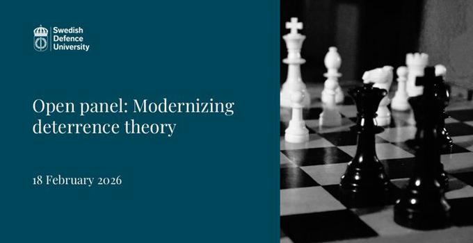 Panelsamtalets titel samt schackpjäser på ett schackbord.