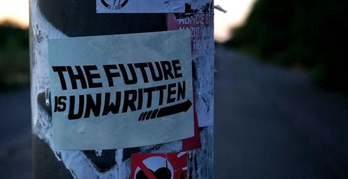 En telefonstolpe med en anslag där det står "The Future is Unwritten". 