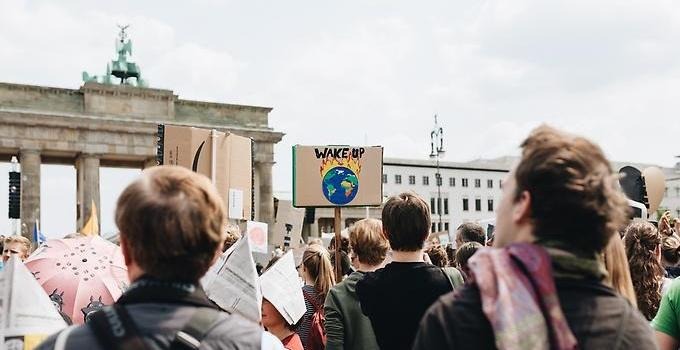 En folkmassa som demonstrerar till följd av klimatförändringen.