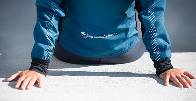 Ryggdetalj på träningsjacka.