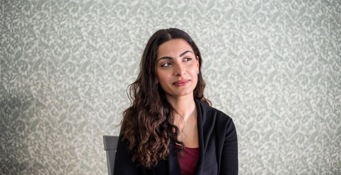 Kvinnlig student tänker.