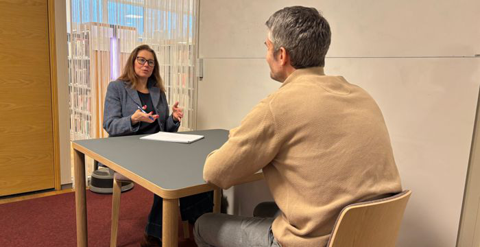 Petra Kjellarson under drop in i workshoprummet inne i Anna Lindh-bibliotekets lokaler.