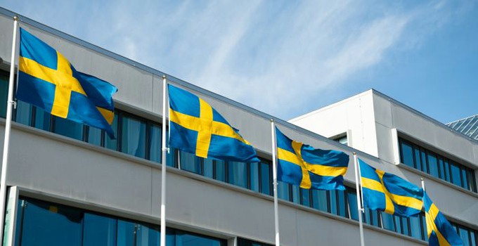 svenska flaggor utanför fasad