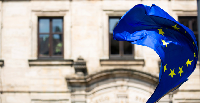 EU-flaggan framför en husfasad.
