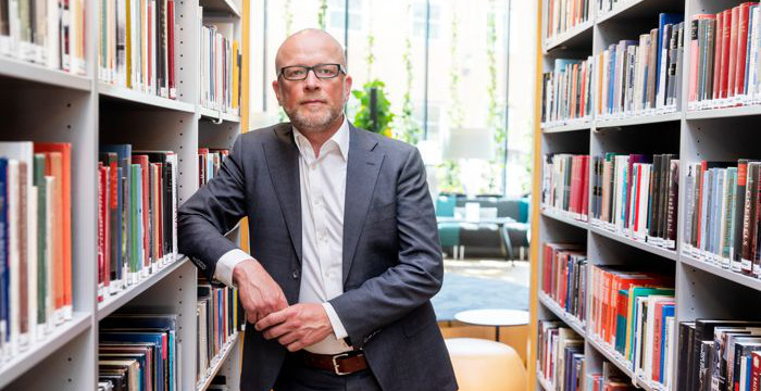 Jann Kleffner i biblioteket.