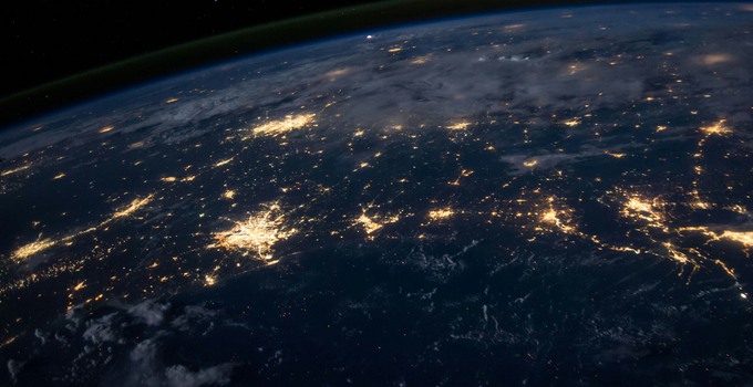 Bild över jorden med städer som lyser 