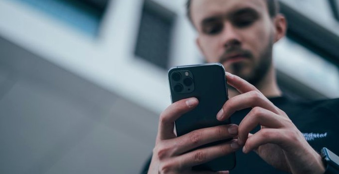 Man holding a smart phone. 