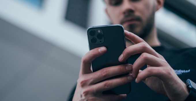 Man holding a smart phone. 