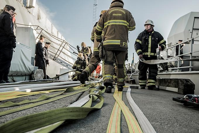 Brandmän övar på fartyg.