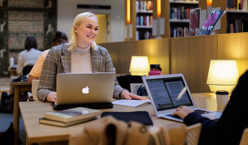 Studenter i Anna Lindh-biblioteket