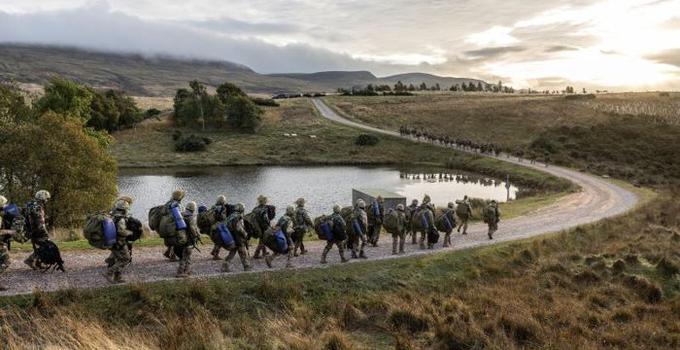 Soldater på vandring med full packning.