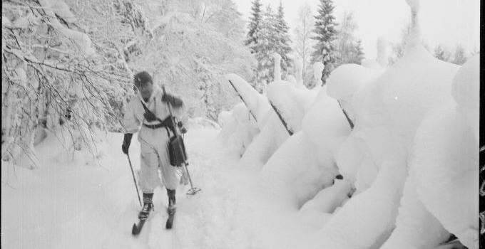 Soldat på skidor i vinterlandskap, finska vinterkriget 1940.