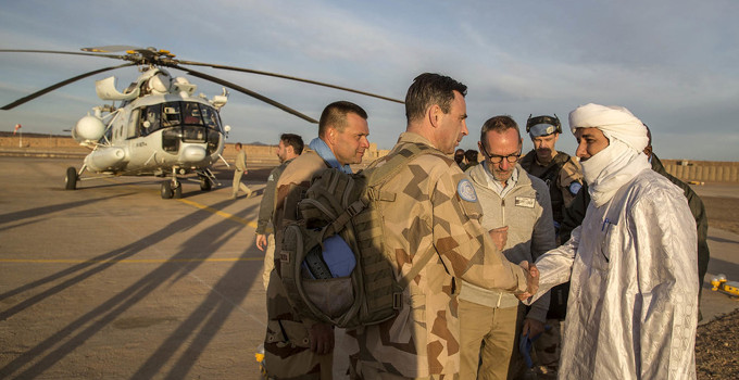 FN-personal möter lokala ledare i Mellanöstern. 