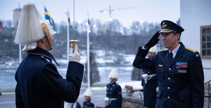 ÖB gör honnör till vakten på slottstrappan.