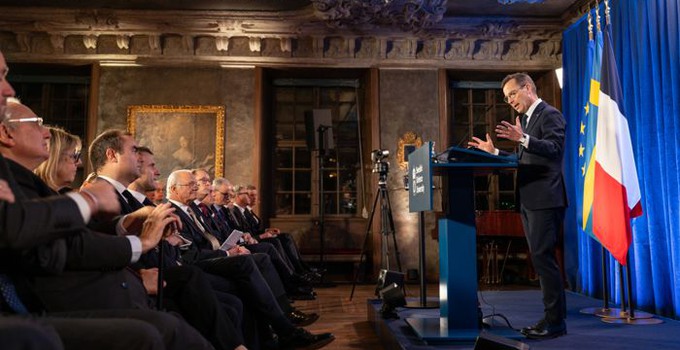 Statsminister Ulf Kristersson talar till åhörarna på Karlbergs slott.